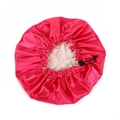 Dettaglio della cuffia da notte in raso a doppio strato rosa con fibbia regolabile per capelli - Taglia unica / Rosa Rossa