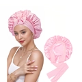 Detalle del gorro de dormir de satén rosa con textura brillante y cinta ancha a juego - Estilo Rosa Puro