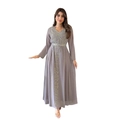 Détails des broderies dorées et motifs en strass sur la robe en mousseline de couleur taupe - Violet