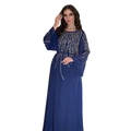 Dettaglio di nappe di paillettes e decorazioni di perline su abito lungo in chiffon blu - Blu
