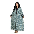 Detailweergave van de V-hals met pailletten, kwastjes en bloemenprints op de kaftan jurk - S / Blauw