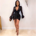 Robe courte noire à paillettes, coupe ajustée avec col en V profond et manches évasées - L / Noir