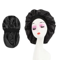 Schwarze Satin-Schlafhaube mit breitem Gummiband zur Haarpflege am Modell - Wendbarer Stil / Schwarz + Schwarz