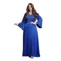 Detail des V-Ausschnitts mit goldener Sonnenbestickung auf dem dunkelblauen Kaftan-Kleid - S / Blau