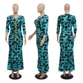 Detail von Kaftan-Fischschwanzkleid mit blauem Blumendruck und Goldpailletten - S / Blau
