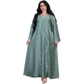 Detail van de kralenborduring en paillettenpatronen op een satijnen saliegroene kaftan jurk - S / Groen