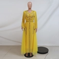 Dettaglio di un caffetano giallo con intricati ricami in strass e rete di chiffon leggero - S / Giallo