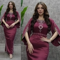 Vestido de noche de satén burdeos con pedrería y elegantes mangas de capa abiertas - S / Burdeos
