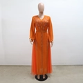 Dettaglio di un vestito kaftano arancione con ricami dorati e strass scintillanti - S / Arancione