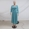 Dettaglio del vestito in raso blu petrolio con scollo a V e decorazioni sulle spalle in strass - S / Verde