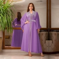 Eleganter lila Chiffon-Kaftan mit aufwendigen goldenen Strasssteinen und Gürtel - S / Lila