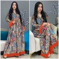 Detailweergave van lange abaya-jurk met print, oranje kwastjes en paisley-patroon - S / Oranje