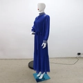 Détail de la robe plissée bleu roi ornée de strass avec une ceinture assortie à la taille - Bleu