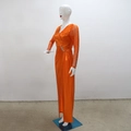 Detail eines orangefarbenen Abendkleids mit kristallbesetzten Ärmeln und V-Ausschnitt - S / Orange