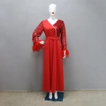 Dettaglio dell'abito rosso con paillettes con polsini in piume e scollo a V - S / Rosso