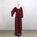 Dettaglio dell'abito in chiffon bordeaux con raffinati motivi etnici in strass argento - S / Borgogna