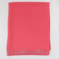 Detailaufnahme des wassermelonenroten Chiffon-Schals mit feinen silbernen Strassmustern - Rosa Hijab