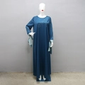 Dettaglio tunica in raso blu petrolio con ricamo ramage e strass sullo scollo tondo - S / Blu