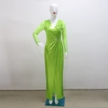 Detailansicht der Taillenfalten mit Strass-Schnalle an dem neongrünen Abendkleid - S / Grün