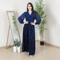 Dettaglio dell'abito in velluto blu scuro con scollo a V e maniche in chiffon - S / Blu