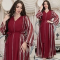 Elegante vestido caftán rojo intenso con rayas de lentejuelas plateadas y cinturón - S / Burdeos