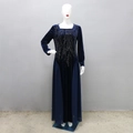 Dettaglio dei motivi a foglia con strass sull'abito da sera Jalabia in velluto blu navy - S / Blu Notte