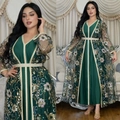 Bordados detallados y lentejuelas en un vestido Kaftan verde con cinturón dorado - S / Verde