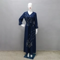 Detalle del vestido Abaya azul marino con bordados de lentejuelas blancas y escote en V - S / Azul