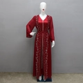 Detail van zilveren bloemenborduursel op donkerrode chiffon abaya-jurk met pailletten - S / Bordeauxrood