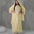 Dettaglio del ricamo in paillettes argento su caftano giallo chiaro e foulard abbinato - S / Giallo