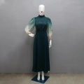 Detail der Jalabiya-Robe mit funkelnden Strasssteinen und Verlauf-Puffärmeln - S / Grün
