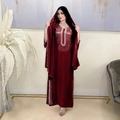 Elegante caftano in velluto bordeaux con paillettes argentate e hijab coordinato da donna - Hijab Rosso Vino