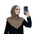 Vista dettagliata dell'elegante hijab marrone con delicate catenine d'oro e pendenti di perle. - Taglia unica / Marrone