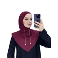 Dettaglio in primo piano dell'hijab bordeaux con catene dorate e perle eleganti. - Taglia unica / Borgogna