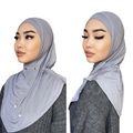 Nuovo hijab grigio da donna transfrontaliero con elegante catena di perle vista principale. - Taglia unica / Grigio