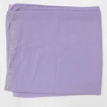 Dettaglio di sciarpa in chiffon lavanda con eleganti strass argentati lungo i bordi rifiniti - Hijab Viola