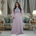 Detailaufnahme des eleganten lila Maxikleids mit langen Ärmeln und feinem Strassdekor. - S / Kleider / Lila