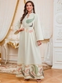 Elegantes cremefarbenes Jalabiya Kleid mit Paisleystickerei und hoher Taille Design - M / Weiß