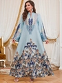 Detalle de vestido largo Kaftán azul con bordado intrincado y estampado floral de hojas - M / Azul claro