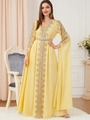 Dettaglio dell'abito kaftano giallo con intricati ricami dorati ed eleganti maniche a mantello - 2XL / Giallo