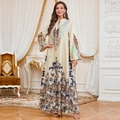 Elegante vestido caftán de manga larga en beige con estampados florales azules y cuello en V - M / Albaricoque