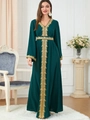 Dettaglio dei ricami dorati sullo scollo e sui polsini del lungo abito verde scuro - S / Verde Scuro