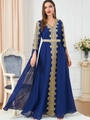 Dettaglio ravvicinato dei ricami floreali dorati su un abito lungo in chiffon blu - M / Blu Reale