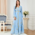 Elegantes hellblaues langärmliges Maxikleid mit V-Ausschnitt und goldenem Blumendruck - XL / Hellblau