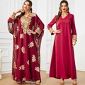 Completo Kaftano due pezzi bordeaux con ricami dorati e abito con scollo a V - M / Borgogna