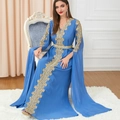 Elegante abito kaftano blu reale con ricami in pizzo dorato e lunghe maniche a mantella - L / Azzurro