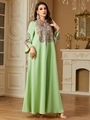 Elegantes hellgrünes Langarm-Kaftankleid mit aufwendiger ethnischer Blumenstickerei - Grün