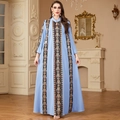 Vestido abaya azul claro con bordados étnicos dorados y elegantes mangas largas - S / Azul claro