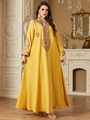 Vestido caftán amarillo étnico con bordado y manga larga en un interior elegante - M / Amarillo