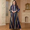 Eleganter dunkelblauer Chiffon-Kaftan mit bunten Streifen und goldenen Paillettenstickereien - S / Königsblau